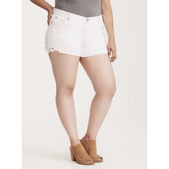 NWT Torrid Distressed White Denim Shorts W/ Crochet Lace Inset Sides Size 18 NEW - Picture 1 of 16